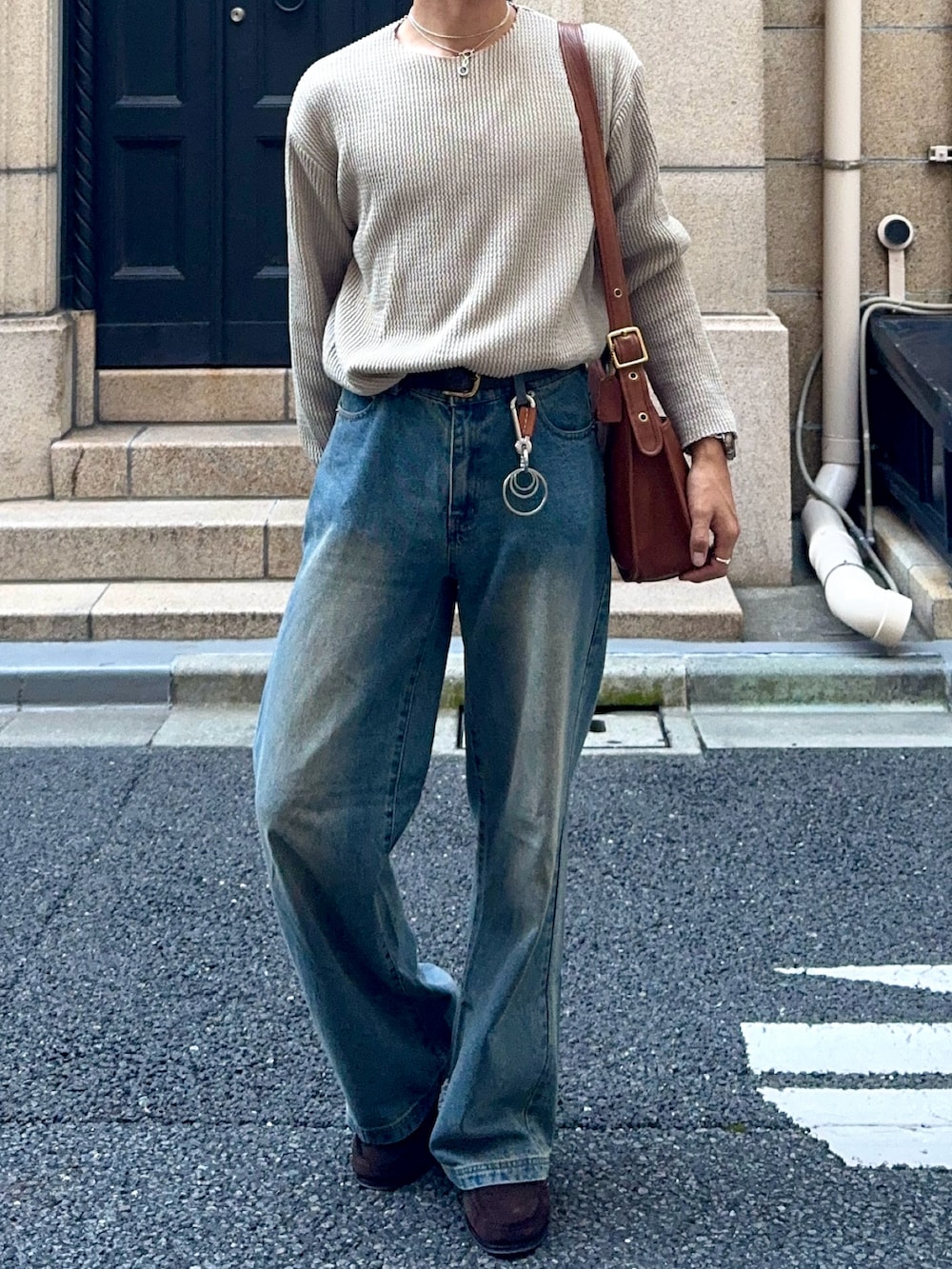 グリーン系のTシャツ/カットソー、ブルー系のデニムパンツ、ブラウン系のショルダーバッグを着用したメンズの夏コーディネートの4枚目の写真