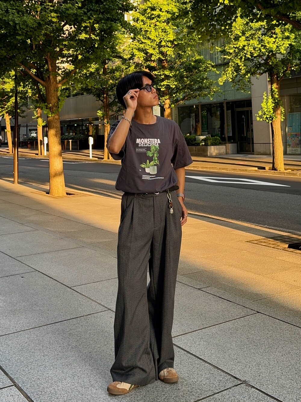 ベージュ系のスニーカー、グレー系のスラックス、グレー系のTシャツ/カットソーを着用したメンズの夏コーディネートの5枚目の写真