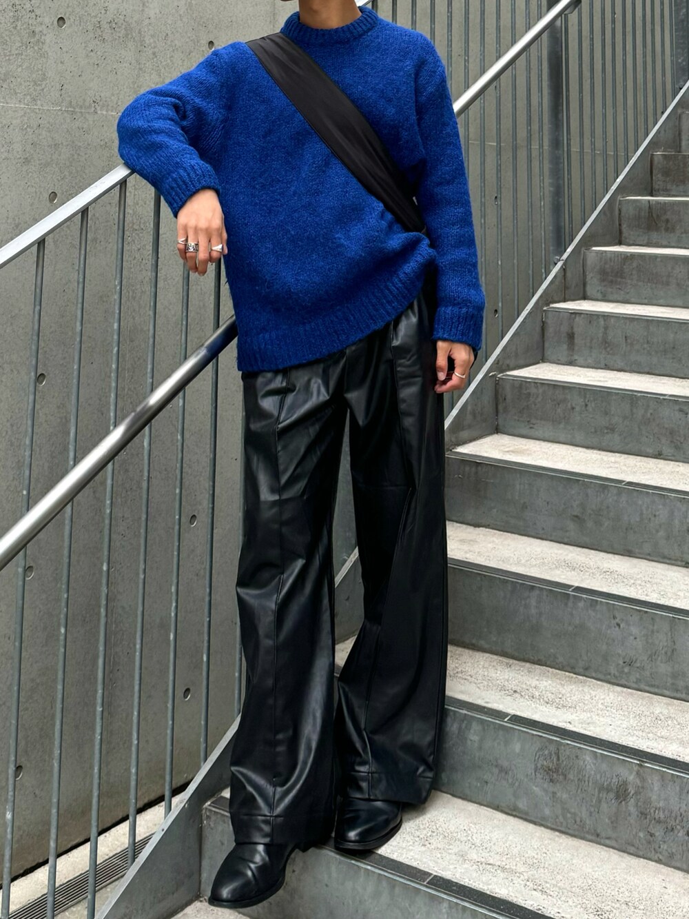 ブラック系のその他パンツ、ブラック系のブーツ、ブラック系のショルダーバッグを着用したメンズの冬コーディネートの4枚目の写真