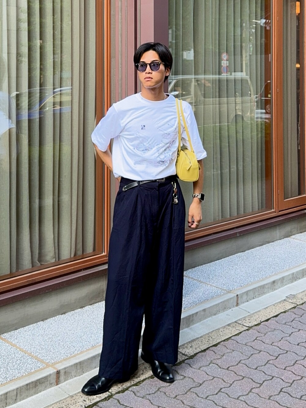 ホワイト系のTシャツ/カットソー、ブルー系のスラックス、ブラック系のブーツを着用したメンズの夏コーディネートの5枚目の写真