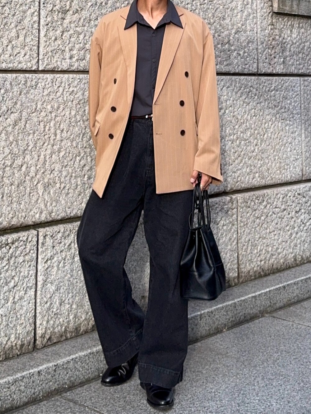 ブラック系のデニムパンツ、グレー系のシャツ/ブラウス、ベージュ系のテーラードジャケットを着用したメンズの秋コーディネートの4枚目の写真