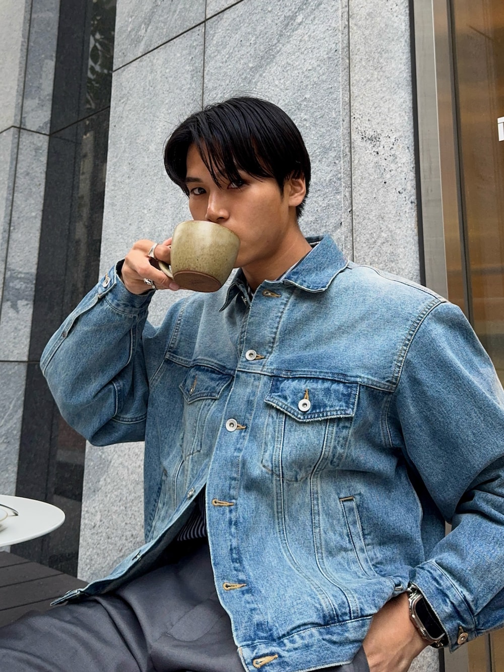 ブラック系のローファー、ブラック系のシャツ/ブラウス、ブルー系のデニムジャケットを着用したメンズの春コーディネートの2枚目の写真