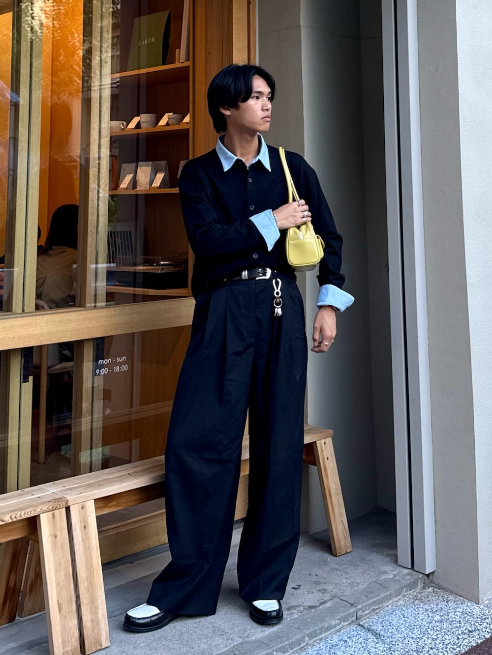 ブラック系のカーディガン/ボレロ、ブルー系のシャツ/ブラウス、ブラック系のローファーを着用したメンズの秋コーディネートの5枚目の写真