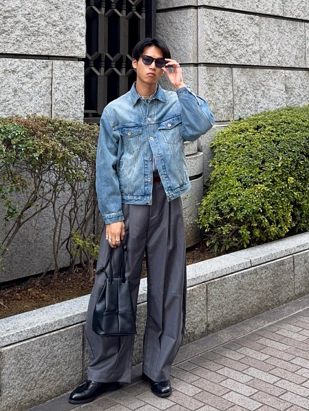 ブラック系のローファー、ブラック系のシャツ/ブラウス、ブルー系のデニムジャケットを着用したメンズの春コーディネートの3枚目の写真