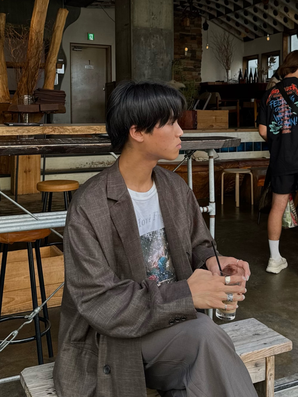 ブラウン系のテーラードジャケット、ホワイト系のTシャツ/カットソー、ブラウン系のスラックスを着用したメンズの秋コーディネートの2枚目の写真