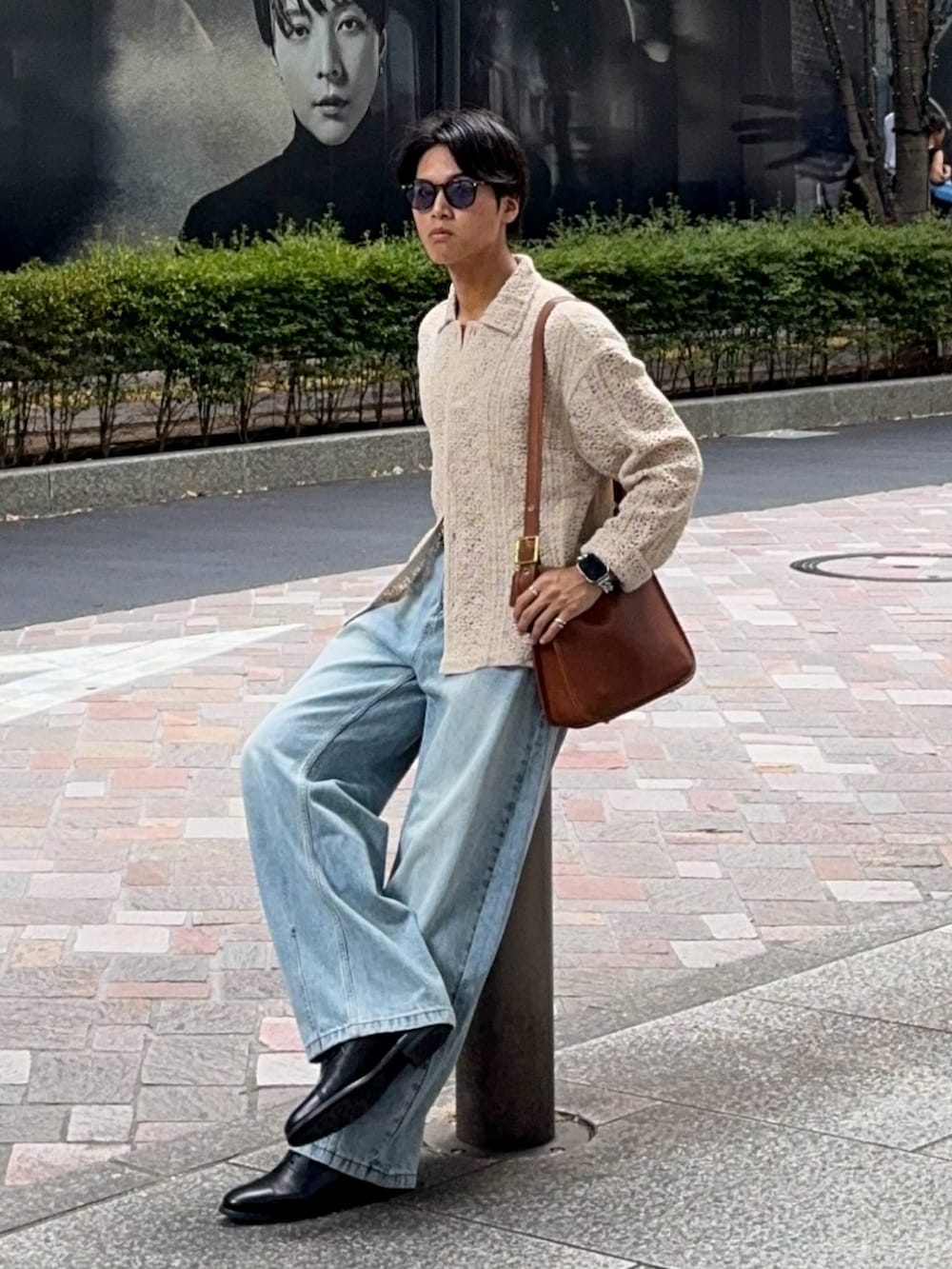 ブラック系のドレスシューズ、ベージュ系のジャケット/アウター、ブルー系のデニムパンツを着用したメンズの秋コーディネートの5枚目の写真