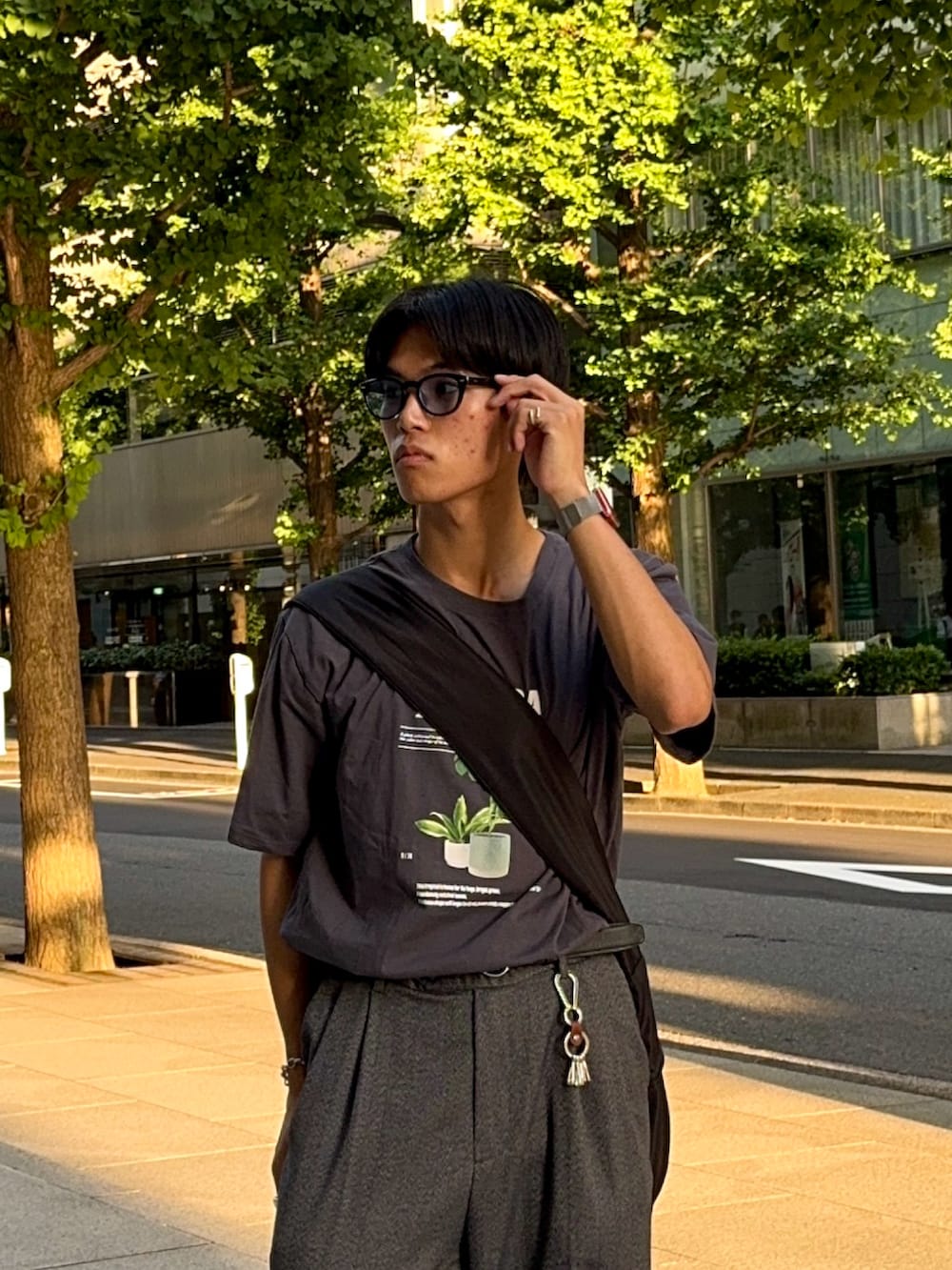 ベージュ系のスニーカー、グレー系のスラックス、グレー系のTシャツ/カットソーを着用したメンズの夏コーディネートの2枚目の写真