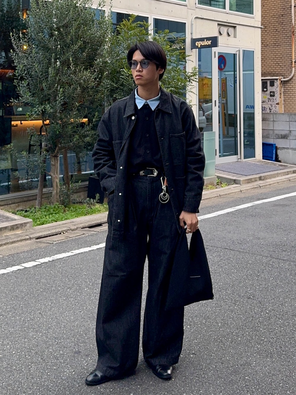 ブラック系のカーディガン/ボレロ、ブルー系のシャツ/ブラウス、ブラック系のハンドバッグを着用したメンズの冬コーディネートの3枚目の写真