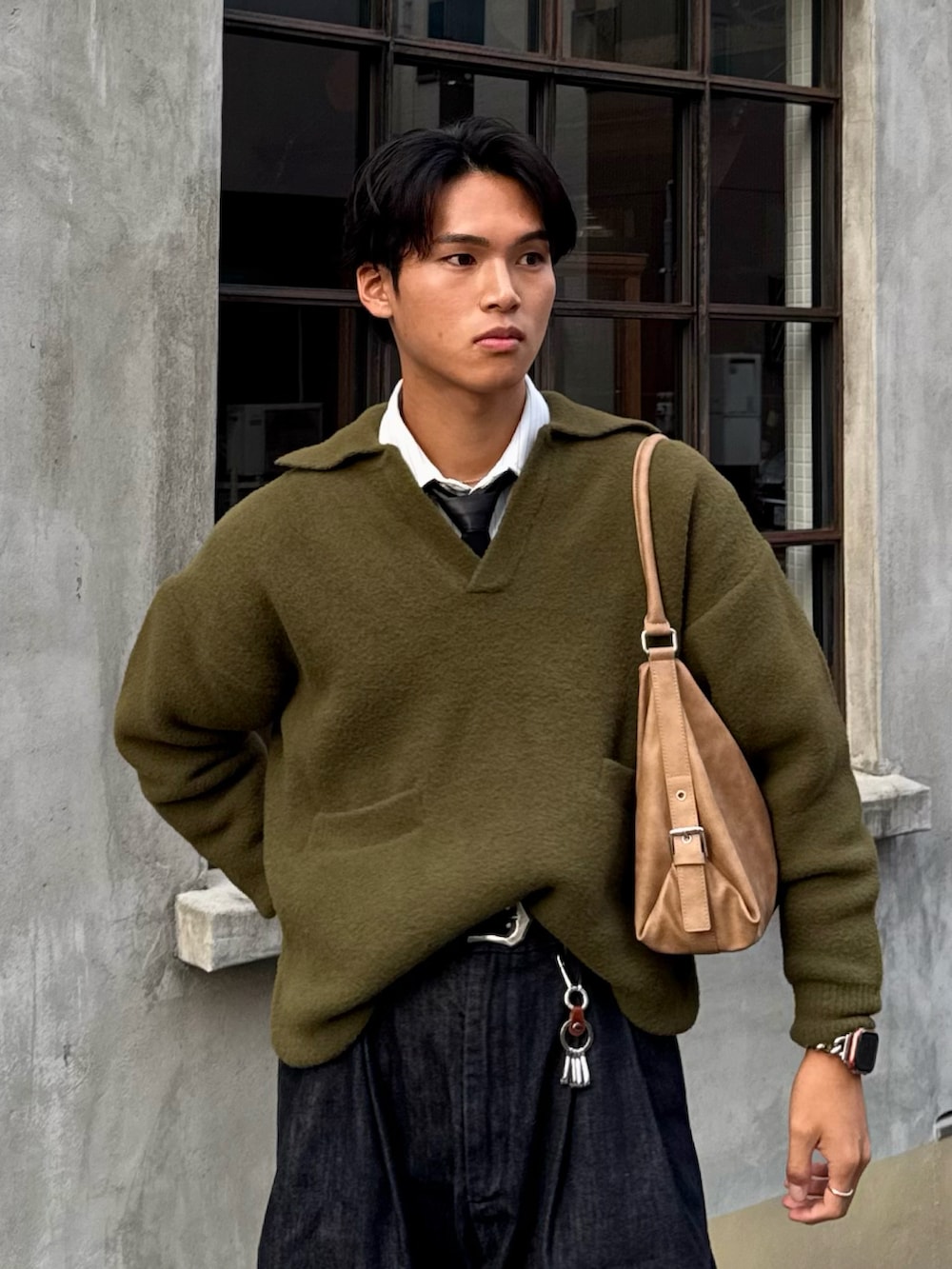 グリーン系のニット/セーター、ホワイト系のシャツ/ブラウス、ブラック系のその他パンツを着用したメンズの秋コーディネートの2枚目の写真