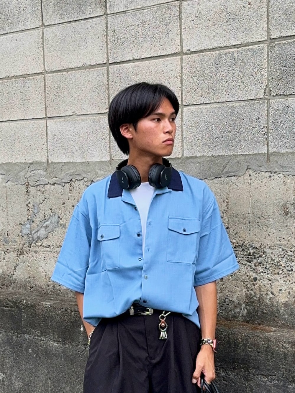 ブルー系のシャツ/ブラウス、ブラック系のその他パンツ、ブラック系のバッグを着用したメンズの夏コーディネートの2枚目の写真