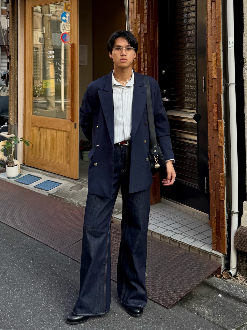 ホワイト系のシャツ/ブラウス、ブルー系のテーラードジャケット、ブラック系のハンドバッグを着用したメンズの春コーディネートの5枚目の写真