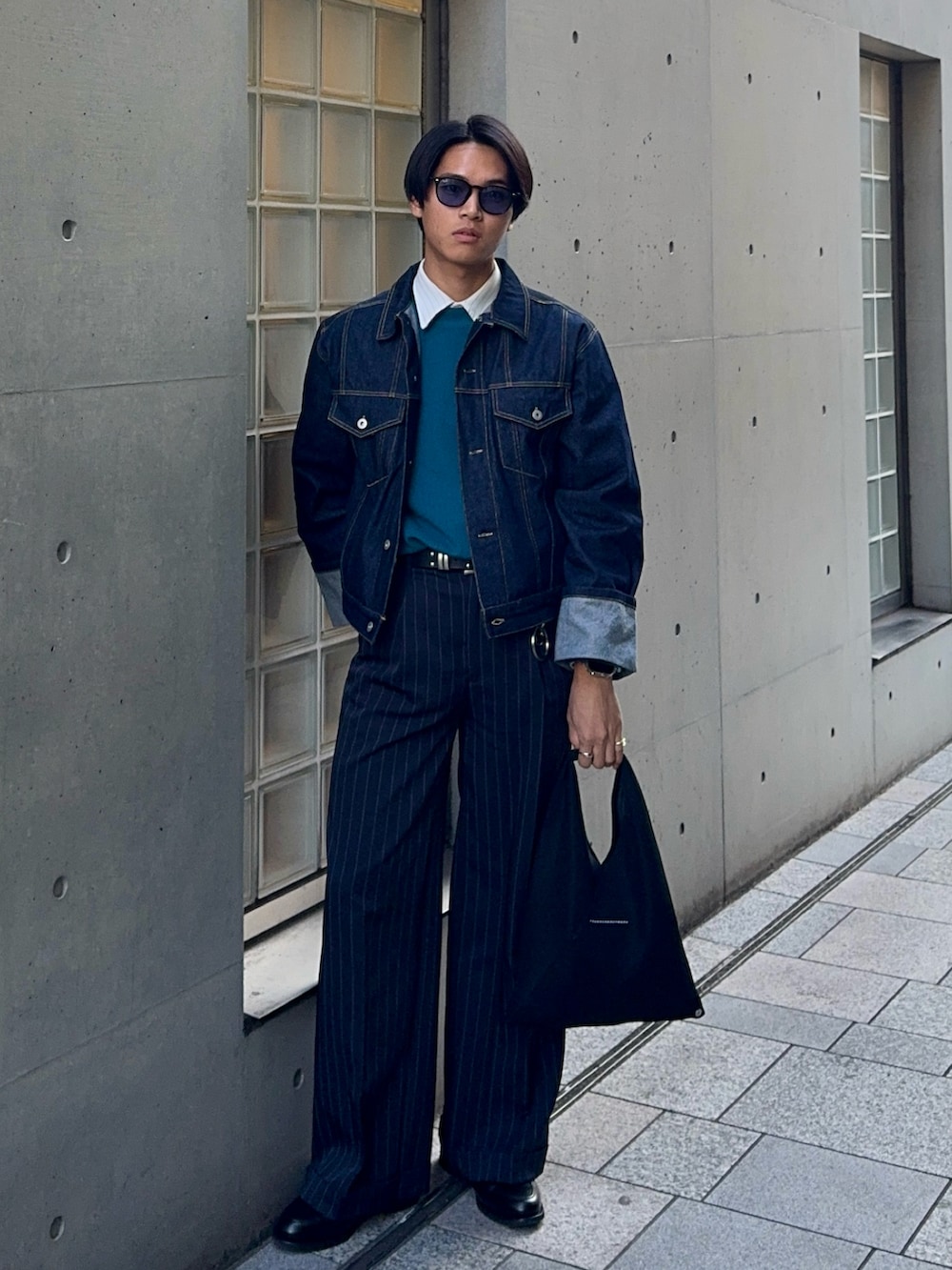 ホワイト系のシャツ/ブラウス、ブラック系のスラックス、ブラック系のハンドバッグを着用したメンズの冬コーディネートの3枚目の写真