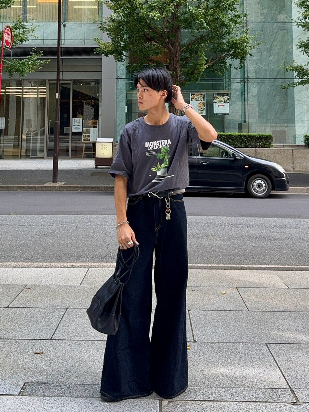 ブラック系のバッグ、ブルー系のデニムパンツ、グレー系のTシャツ/カットソーを着用したメンズの夏コーディネートの5枚目の写真