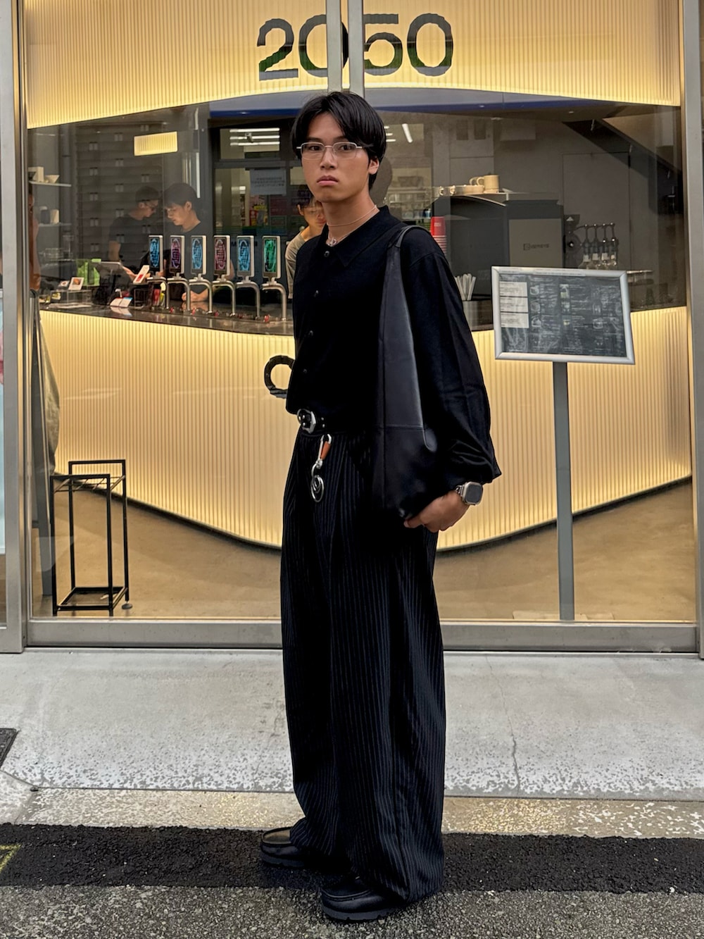 その他のスラックス、その他のカーディガン/ボレロ、ブラック系のモカシン/デッキシューズを着用したメンズの秋コーディネートの3枚目の写真
