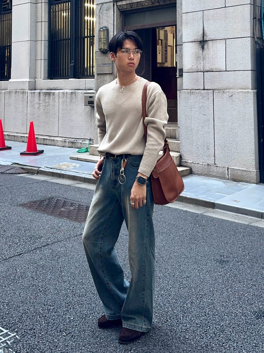 グリーン系のTシャツ/カットソー、ブルー系のデニムパンツ、ブラウン系のショルダーバッグを着用したメンズの夏コーディネートの3枚目の写真