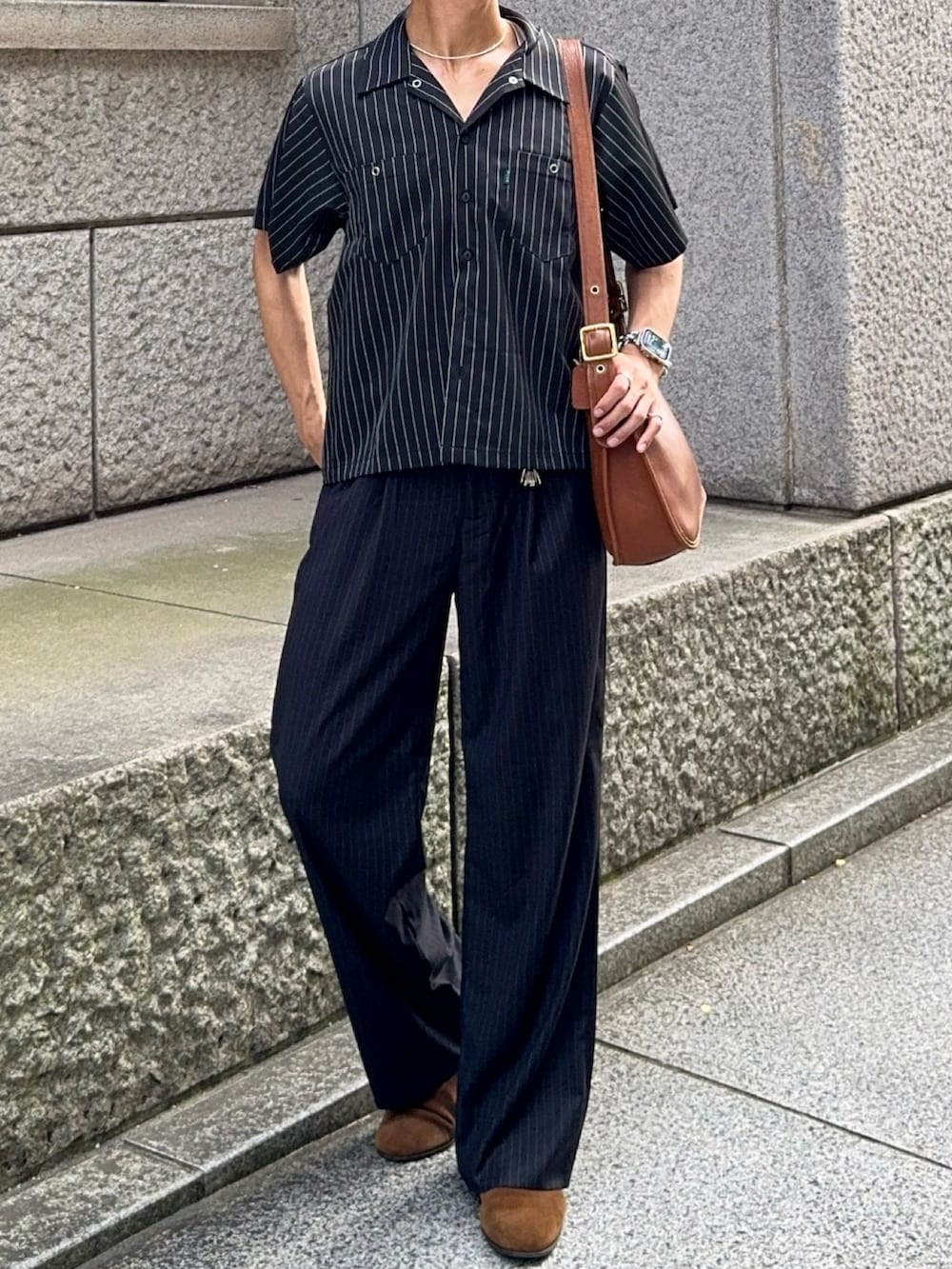 その他のスラックス、ブラック系のシャツ/ブラウス、ブラウン系のショルダーバッグを着用したメンズの夏コーディネートの4枚目の写真