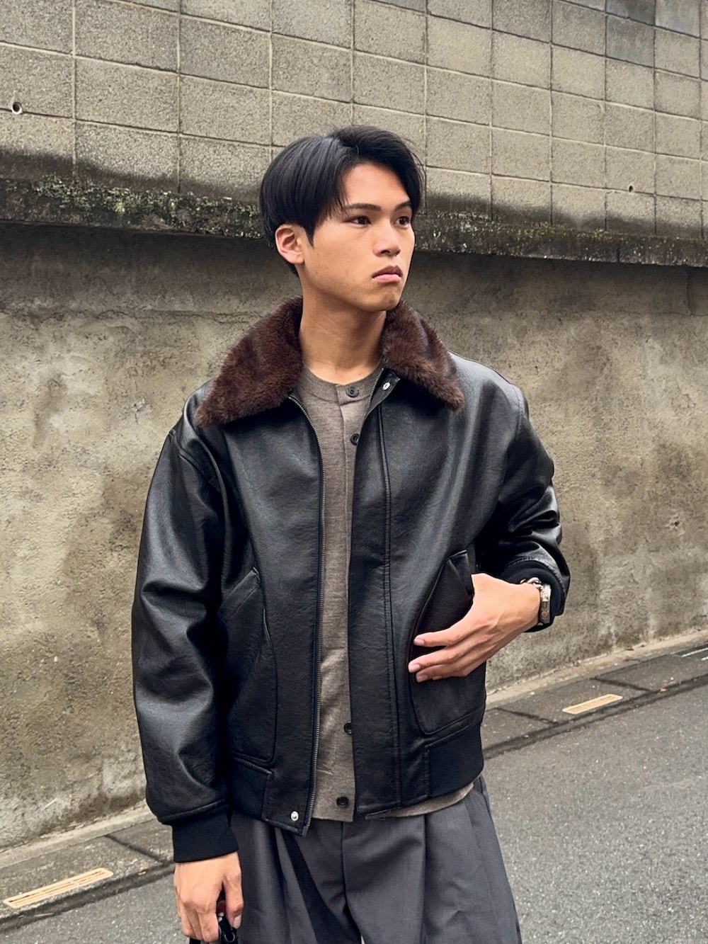 グレー系のカーディガン/ボレロ、ブラック系のローファー、ブラック系のその他アウターを着用したメンズの春コーディネートの2枚目の写真