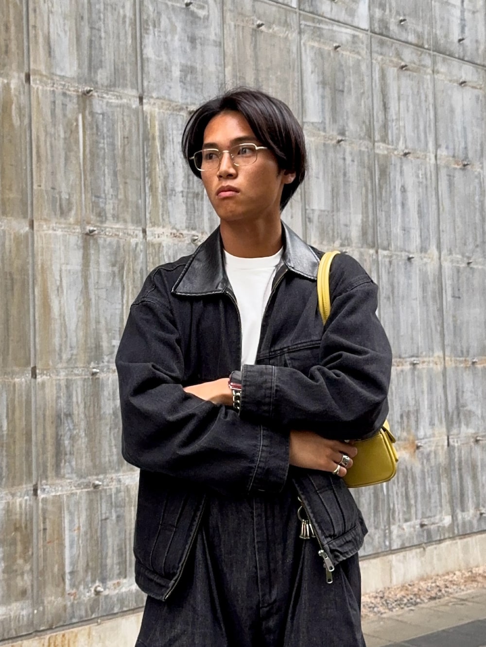 ホワイト系のTシャツ/カットソー、ブラック系のデニムジャケット、ブラック系のその他パンツを着用したメンズの秋コーディネートの2枚目の写真