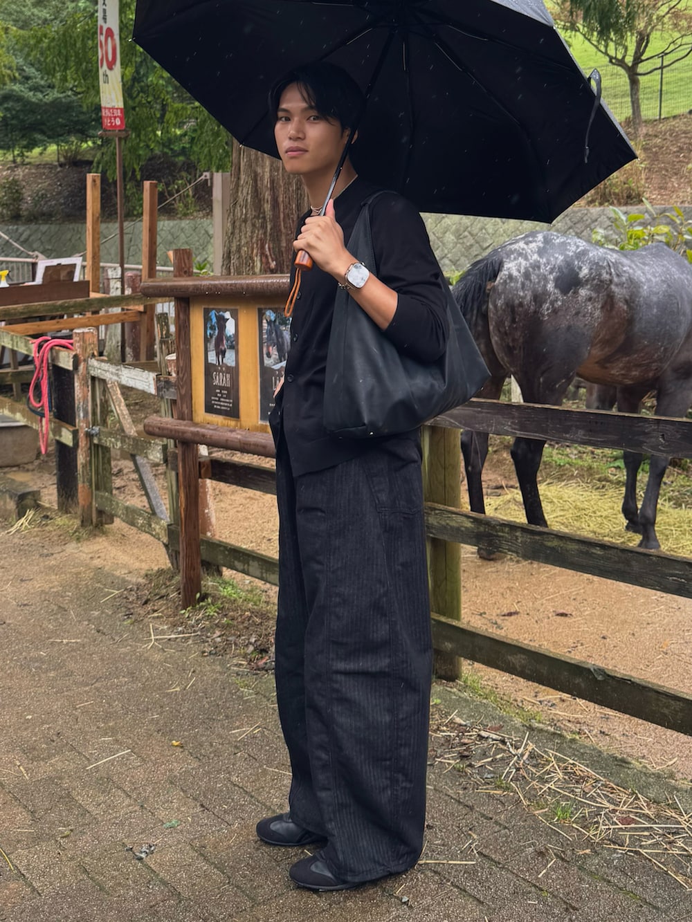 ブラック系のカーディガン/ボレロ、その他のショルダーバッグ、ブラック系のその他パンツを着用したメンズの秋コーディネートの5枚目の写真