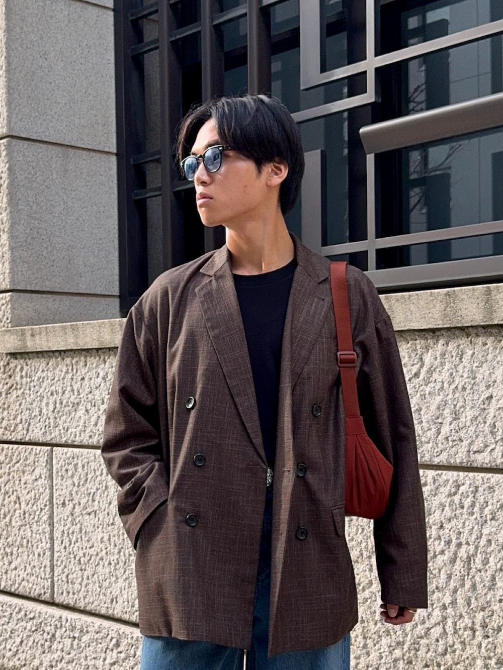 「春めき満開コーデ、春色、テーラードジャケット、デニム、きれいめカジュアル、革靴、ショルダーバッグ、メガネ男子、お出かけコーデ、休日スタイル、デートコーデ、韓国ファッション、春コーデ、淡色コーデ、大人カジュアル」|「ToironierのToironier/トワロニエ/Elephant Denim(デニムパンツ、その他)」を使った、KAMMAさん(メンズ・178cm)の春コーディネートの2枚目の写真