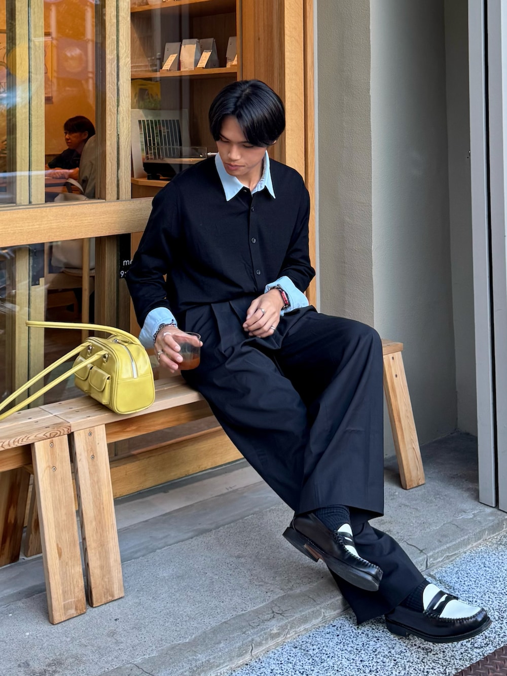 ブラック系のカーディガン/ボレロ、ブルー系のシャツ/ブラウス、ブラック系のローファーを着用したメンズの秋コーディネートの3枚目の写真