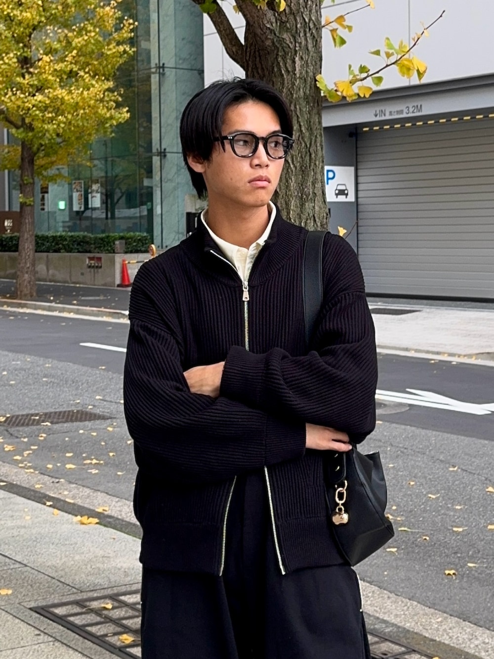 ホワイト系のシャツ/ブラウス、ブラック系のカーディガン/ボレロ、ブラック系のスウェットパンツを着用したメンズの冬コーディネートの2枚目の写真