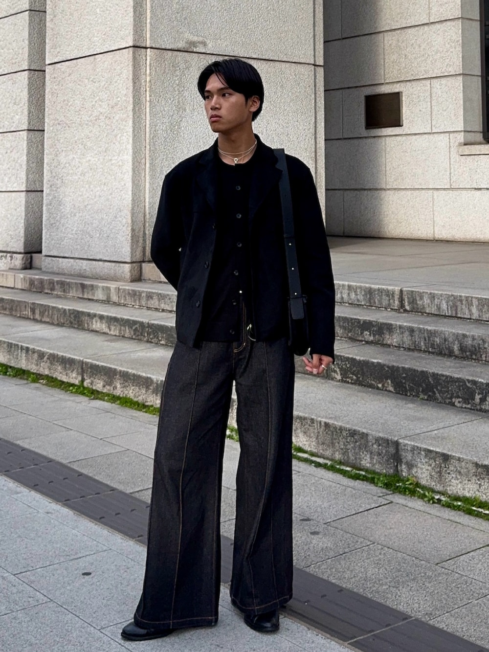 その他のテーラードジャケット、ブラック系のカーディガン/ボレロ、ブラック系のショルダーバッグを着用したメンズの春コーディネートの5枚目の写真