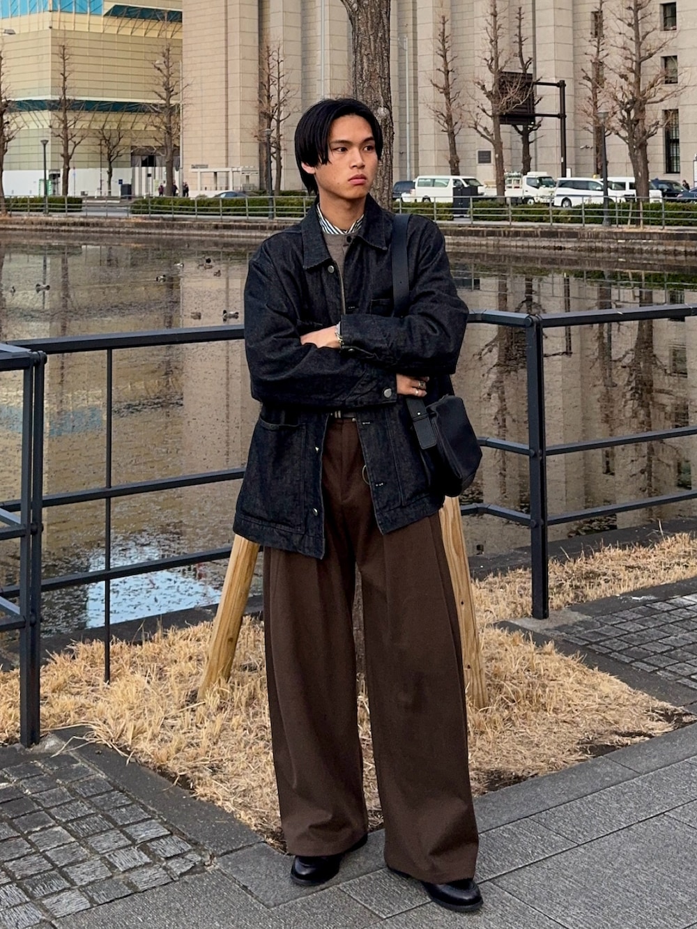 グレー系のカーディガン/ボレロ、ブラック系のローファー、ブラック系のシャツ/ブラウスを着用したメンズの冬コーディネートの5枚目の写真