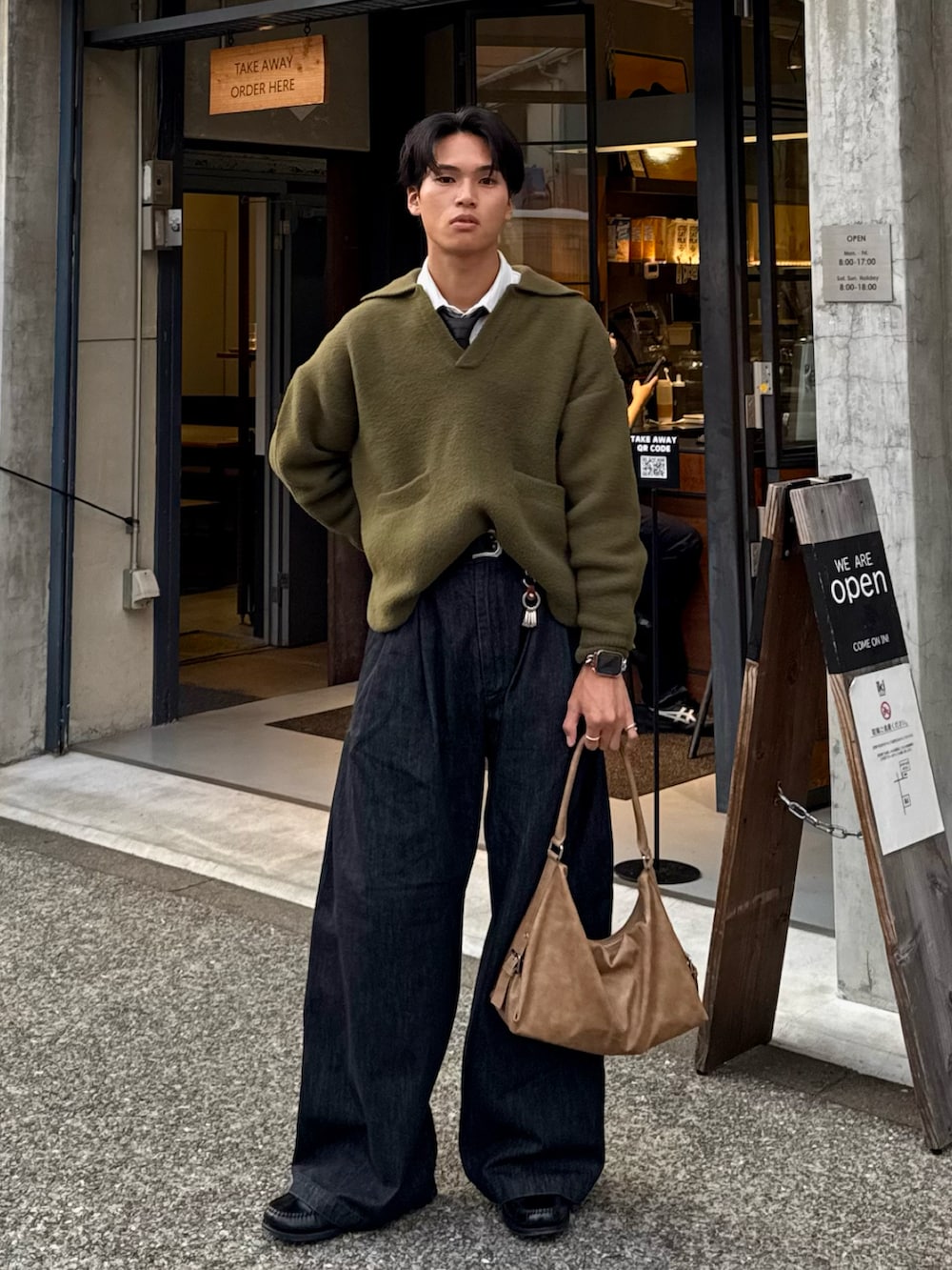 グリーン系のニット/セーター、ホワイト系のシャツ/ブラウス、ブラック系のその他パンツを着用したメンズの秋コーディネートの5枚目の写真