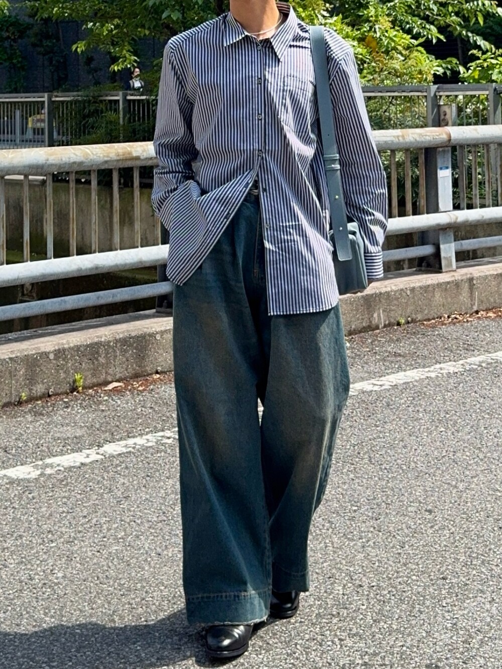 「最近のいい感じコーデ、ショルダーバッグ、大人カジュアル、ストライプシャツ、デートコーデ、お出かけコーデ、きれいめカジュアル、シャツスタイル、春夏コーデ、メガネ男子、デニム、革靴、アウトドアスタイル、シンプル、韓国ファッション」｜「Knuth Marfのlabel over shirt(unisex)（シャツ/ブラウス、ブラック系）」を使った、KAMMAさん（メンズ・178cm）の春コーディネートの4枚目の写真