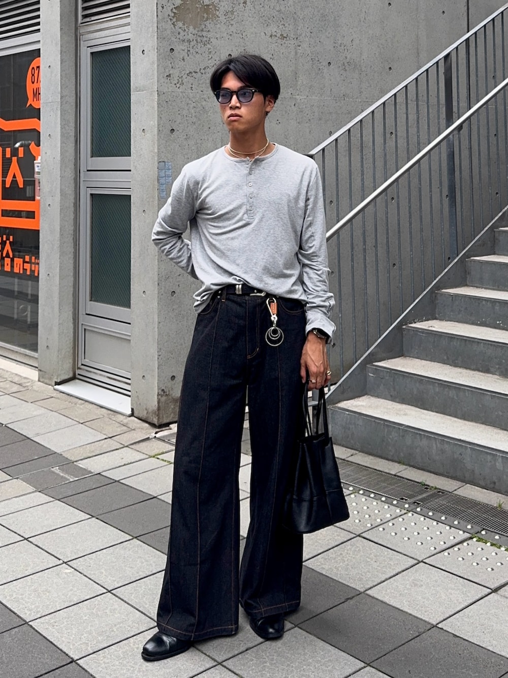 グレー系のTシャツ/カットソー、ブラック系のデニムパンツ、ブラック系のバッグを着用したメンズの夏コーディネートの5枚目の写真