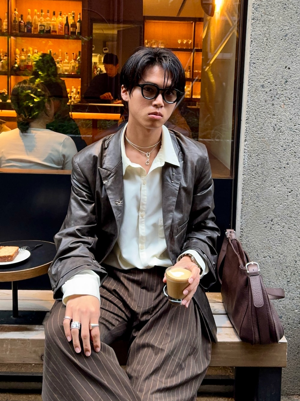 ブラック系のテーラードジャケット、ブラウン系のスラックス、ホワイト系のシャツ/ブラウスを着用したメンズの春コーディネートの3枚目の写真