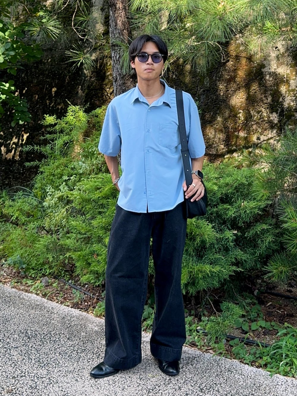 ブルー系のシャツ/ブラウス、ブラック系のデニムパンツ、ブラック系のショルダーバッグを着用したメンズの夏コーディネートの3枚目の写真