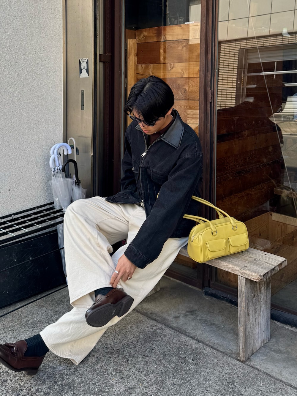 ブラウン系のシャツ/ブラウス、ブラック系のデニムジャケット、ホワイト系のデニムパンツを着用したメンズの春コーディネートの3枚目の写真