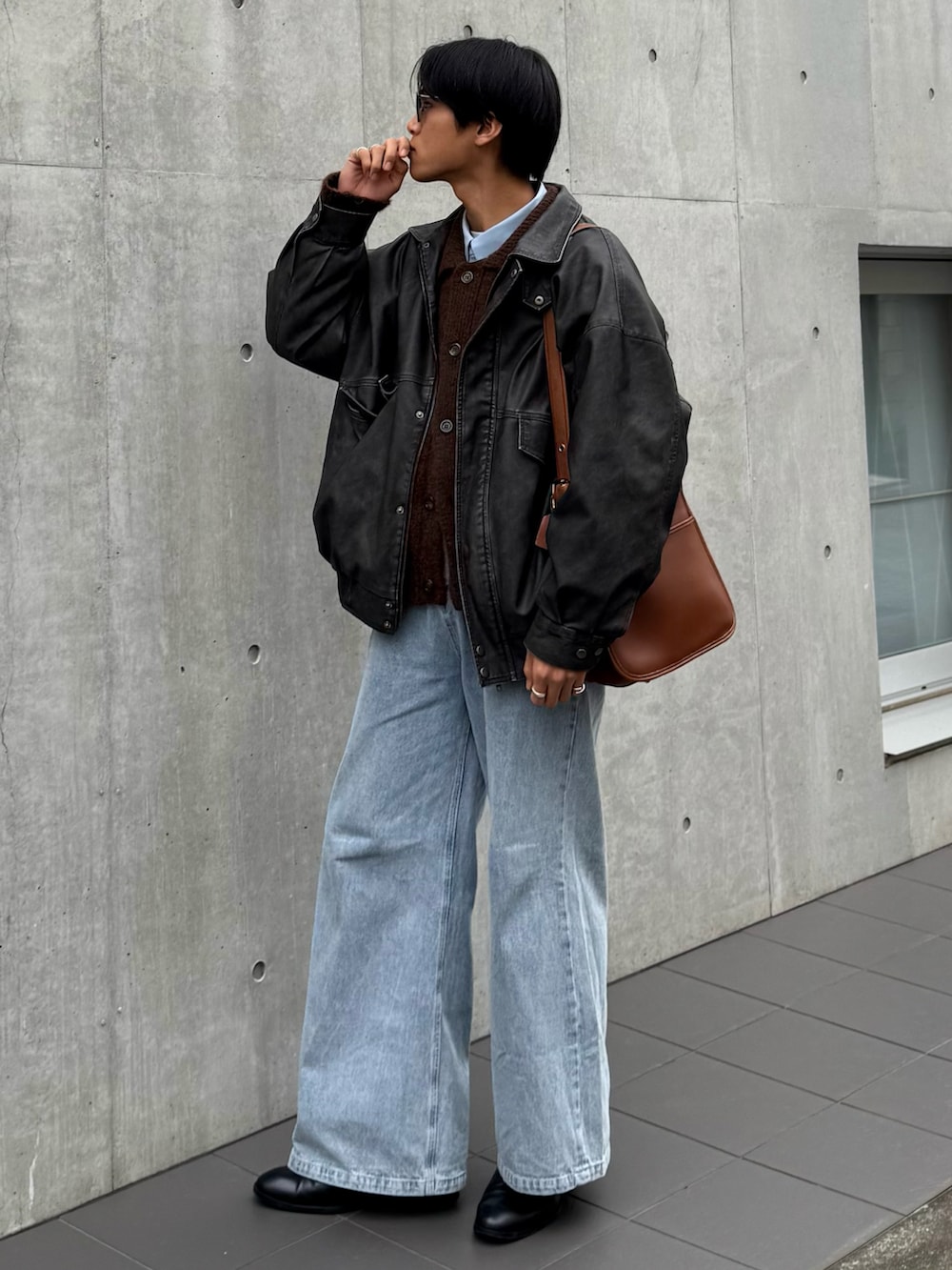 ブルー系のシャツ/ブラウス、ブラウン系のカーディガン/ボレロ、ブラック系のブルゾンを着用したメンズの冬コーディネートの5枚目の写真