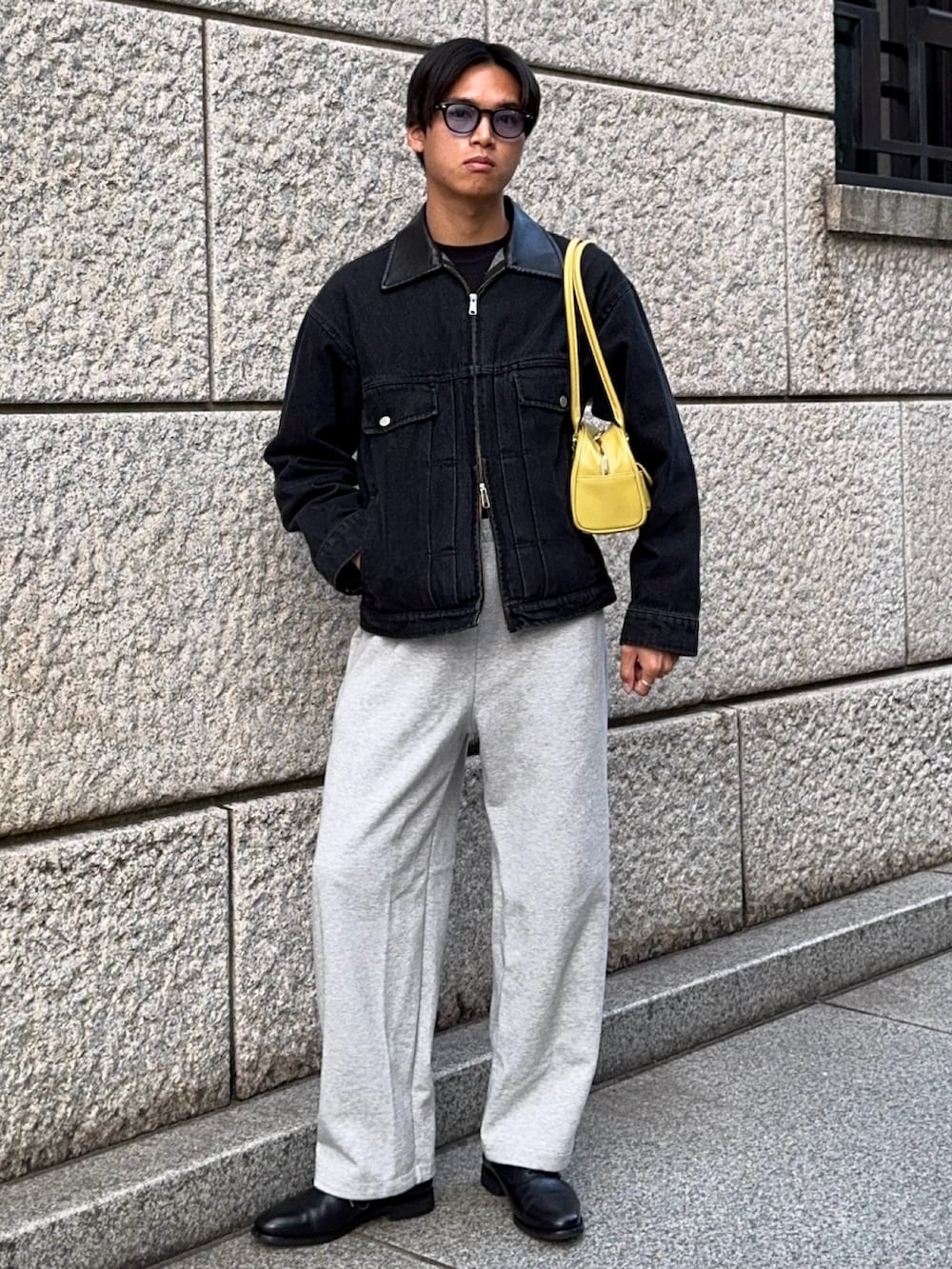 「春めき満開コーデ、ジャケット、デニムジャケット、春色、スウェットパンツ、革靴、ショルダーバッグ、サングラス、韓国ファッション、きれいめカジュアル、大人カジュアル、休日スタイル、お出かけコーデ、デートコーデ、ワイドパンツ」|「LURAKUの【LURAKU】Leather Collar Zip-Up Denim Jacket / 襟レザージップアップデニムジャケット(デニムジャケット、ブラック系)」を使った、KAMMAさん(メンズ・178cm)の春コーディネートの5枚目の写真