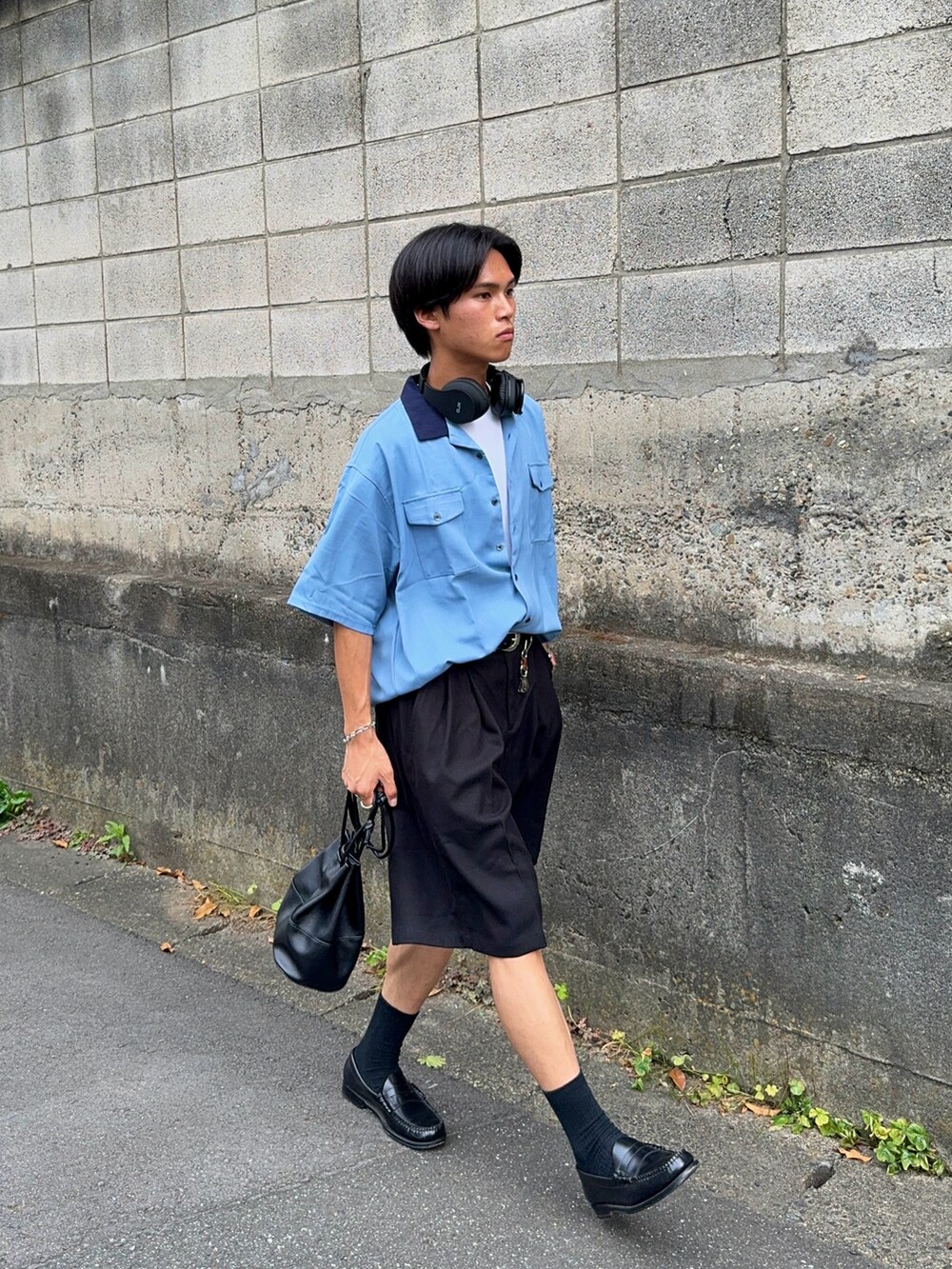 ブルー系のシャツ/ブラウス、ブラック系のその他パンツ、ブラック系のバッグを着用したメンズの夏コーディネートの5枚目の写真