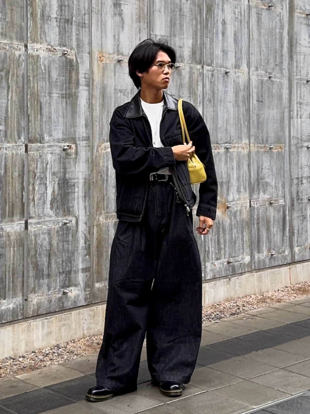 ホワイト系のTシャツ/カットソー、ブラック系のデニムジャケット、ブラック系のその他パンツを着用したメンズの秋コーディネートの3枚目の写真