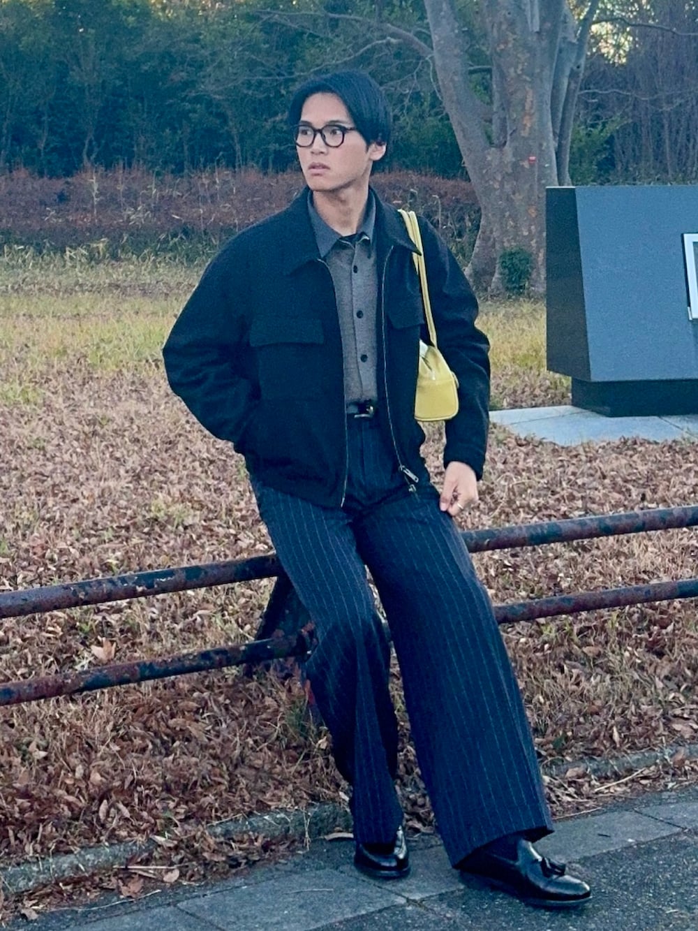 グレー系のシャツ/ブラウス、ブラック系のブルゾン、グレー系のカーディガン/ボレロを着用したメンズの冬コーディネートの3枚目の写真