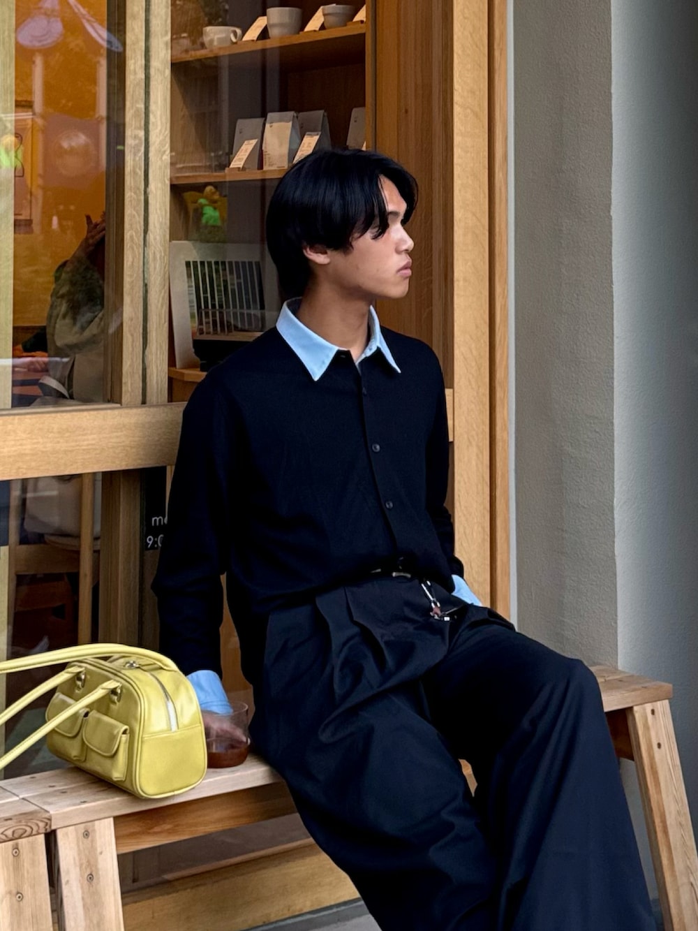 ブラック系のカーディガン/ボレロ、ブルー系のシャツ/ブラウス、ブラック系のローファーを着用したメンズの秋コーディネートの2枚目の写真