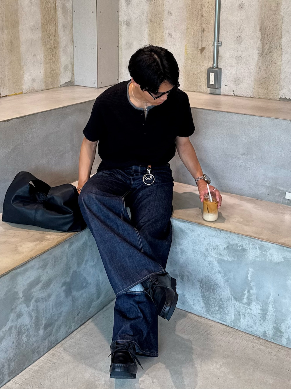 その他のTシャツ/カットソー、その他のショルダーバッグ、ブルー系のデニムパンツを着用したメンズの秋コーディネートの3枚目の写真