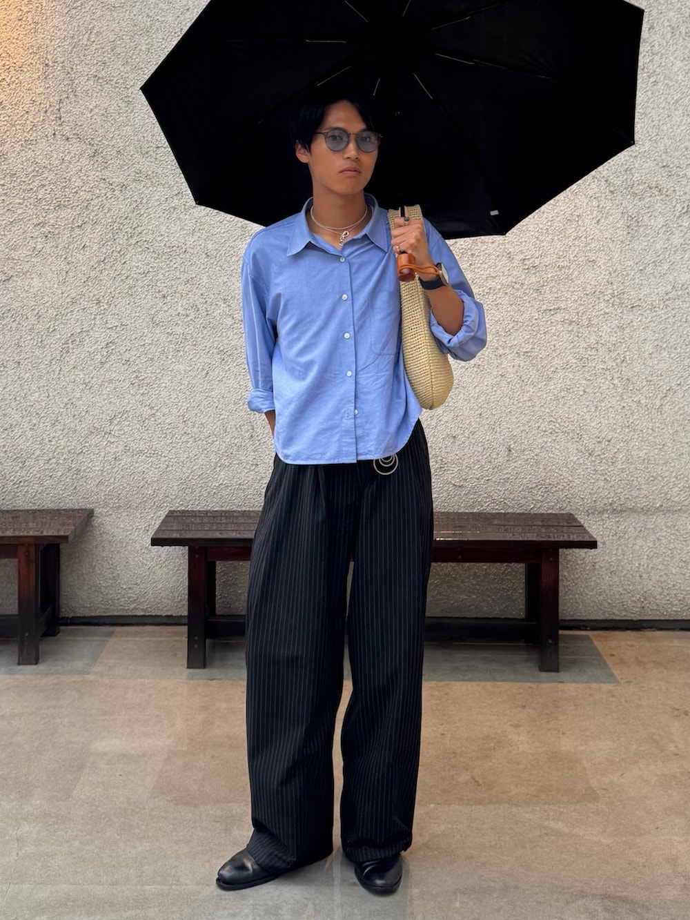 その他のスラックス、ベージュ系のハンドバッグ、ブルー系のシャツ/ブラウスを着用したメンズの夏コーディネートの5枚目の写真
