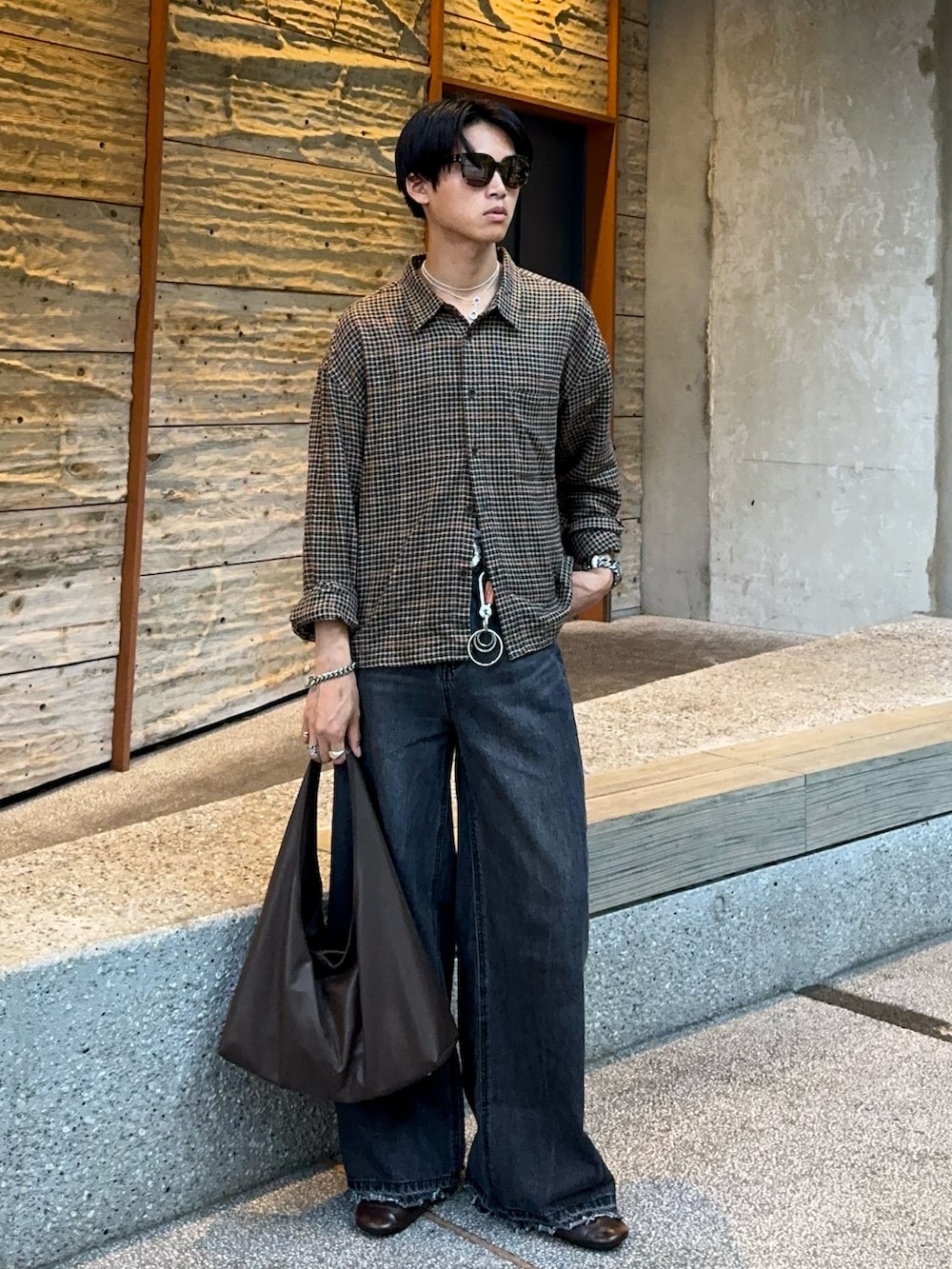 その他のシャツ/ブラウス、ブラック系のデニムパンツ、ブラウン系のスニーカーを着用したメンズの夏コーディネートの3枚目の写真