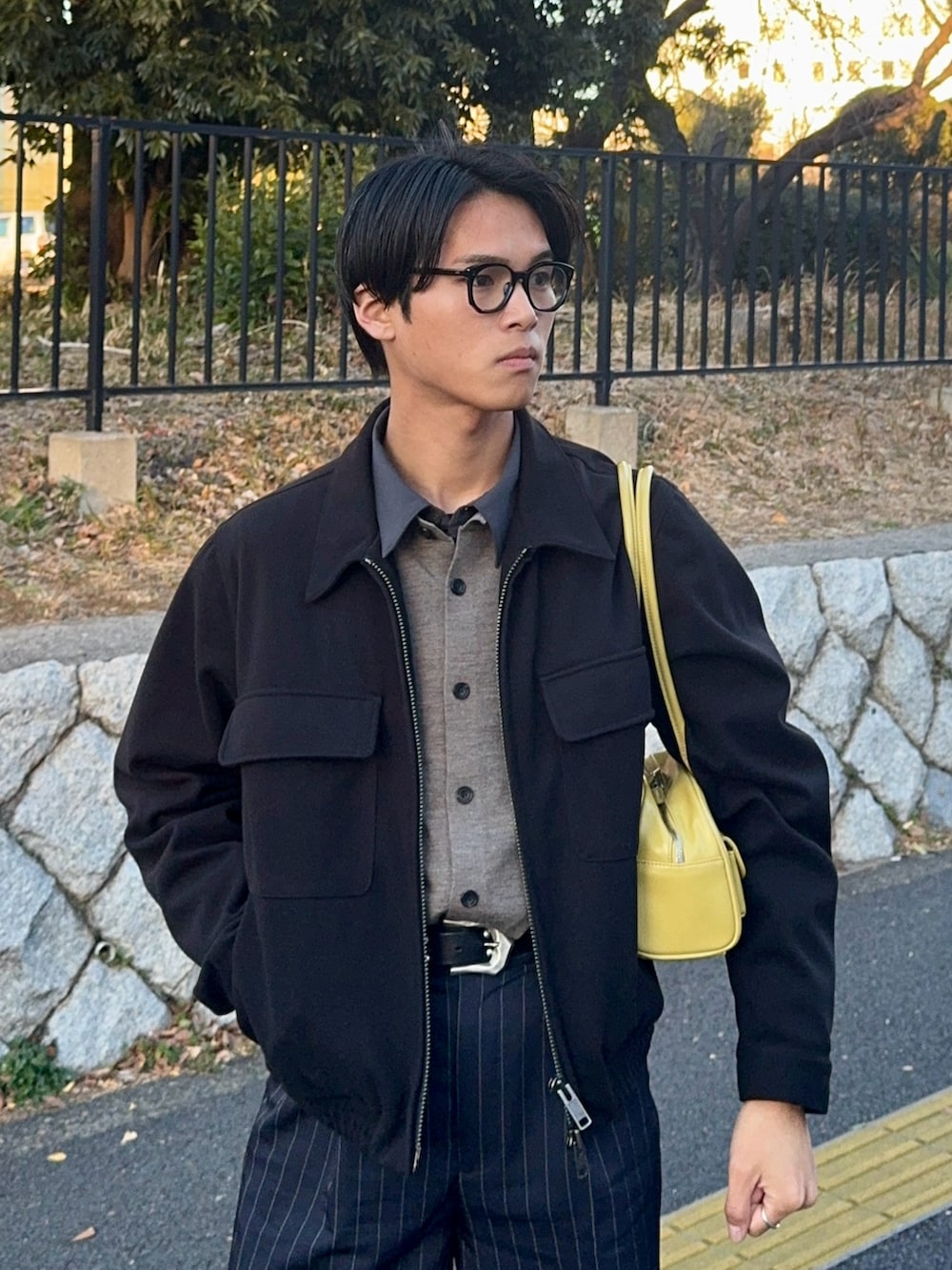 グレー系のシャツ/ブラウス、ブラック系のブルゾン、グレー系のカーディガン/ボレロを着用したメンズの冬コーディネートの2枚目の写真