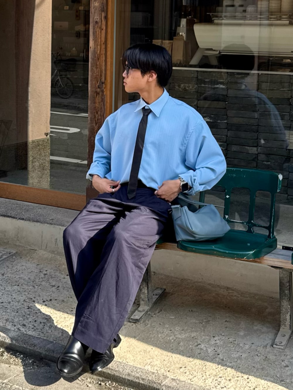 ブルー系のシャツ/ブラウス、ブラック系のネクタイ、ブルー系のショルダーバッグを着用したメンズの春コーディネートの3枚目の写真