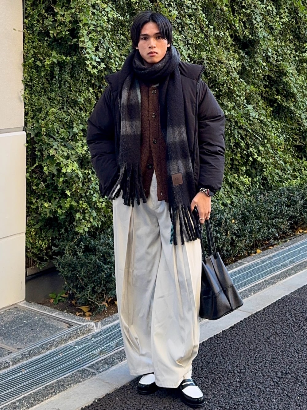 「冬コーデ、ホワイトコーデ、クリスマスに着たい服、マイベストコーデ2024、ローファー、マフラーぐるぐる、ニット、スラックス、ワイドパンツ、ミニバッグ、ダウンジャケット、モノトーン、韓国ファッション、休日スタイル、レイヤードスタイル」|「tk.TAKEO KIKUCHIの【2WAY】リバーシブル中綿ブルゾン(ダウンジャケット/コート、ブラック系)」を使った、KAMMAさん(メンズ・178cm)の冬コーディネートの3枚目の写真