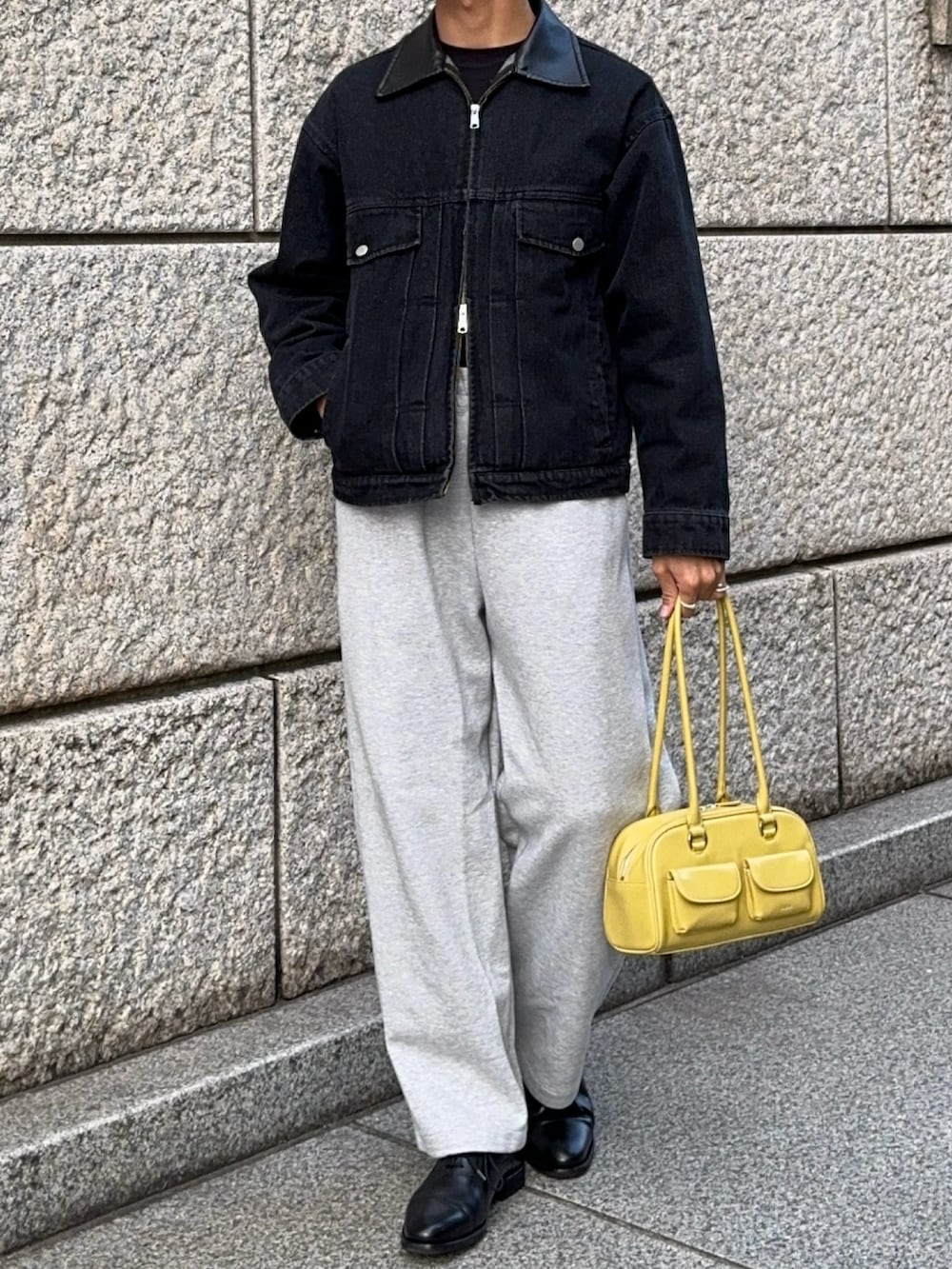「春めき満開コーデ、ジャケット、デニムジャケット、春色、スウェットパンツ、革靴、ショルダーバッグ、サングラス、韓国ファッション、きれいめカジュアル、大人カジュアル、休日スタイル、お出かけコーデ、デートコーデ、ワイドパンツ」|「LURAKUの【LURAKU】Leather Collar Zip-Up Denim Jacket / 襟レザージップアップデニムジャケット(デニムジャケット、ブラック系)」を使った、KAMMAさん(メンズ・178cm)の春コーディネートの4枚目の写真