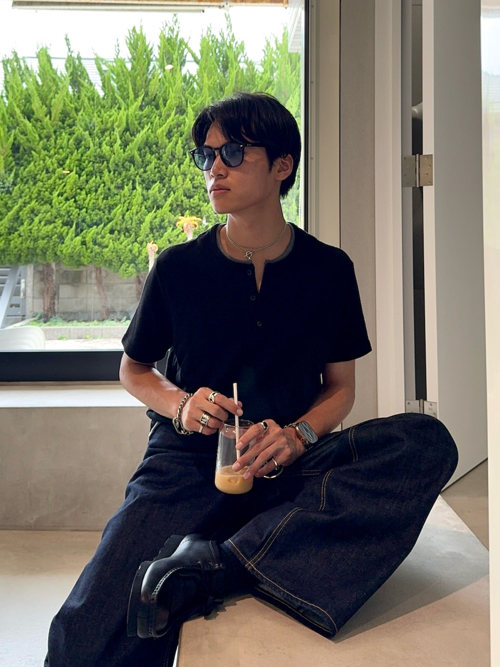 その他のTシャツ/カットソー、その他のショルダーバッグ、ブルー系のデニムパンツを着用したメンズの秋コーディネートの2枚目の写真