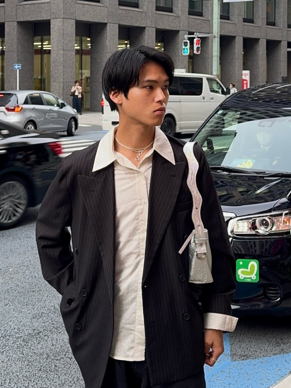 ブラック系のデニムパンツ、その他のテーラードジャケット、ブラック系のローファーを着用したメンズの春コーディネートの2枚目の写真