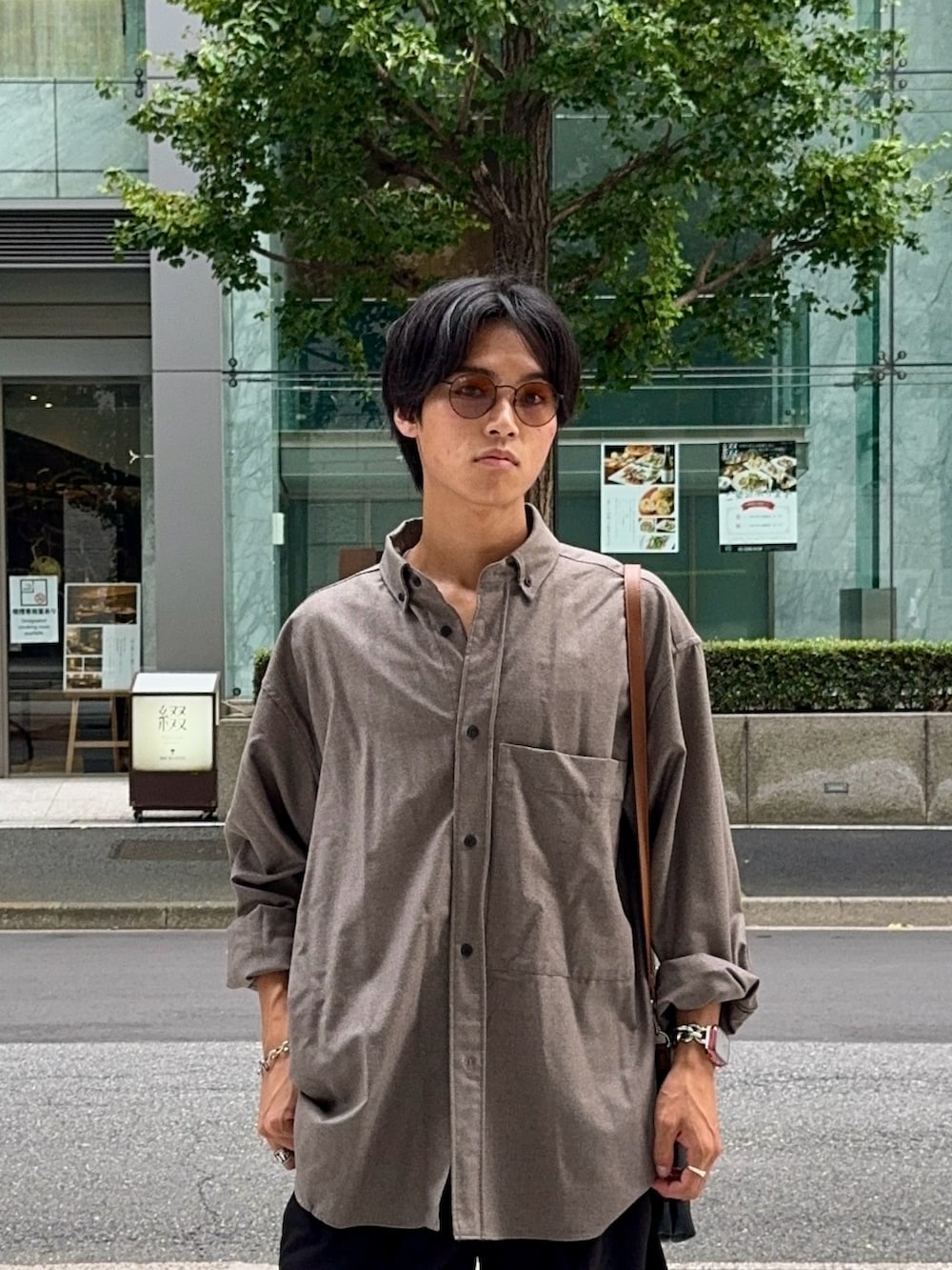 ベージュ系のシャツ/ブラウス、ブラック系のショルダーバッグ、ブラック系のその他パンツを着用したメンズの夏コーディネートの5枚目の写真